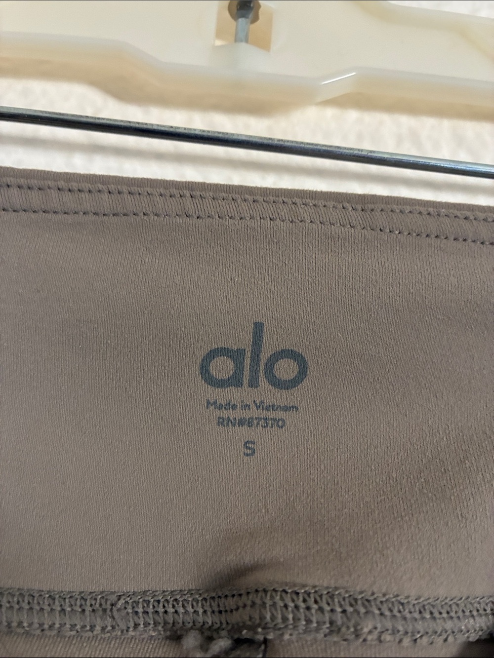 ALO Yoga Taupe Crisscross Detail Leggings - Picture 3 of 5